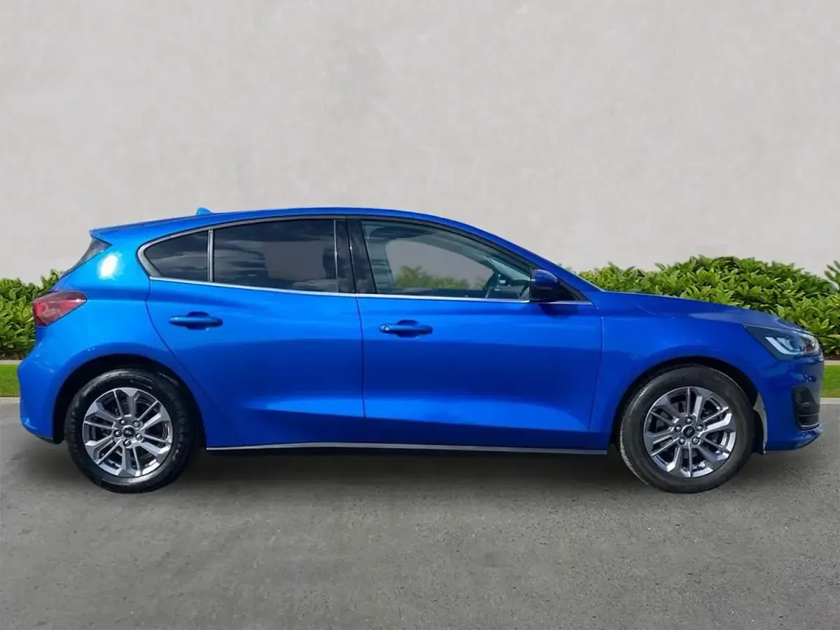 Begagnad Ford Focus Titanium 2022 Blå Halvkombi