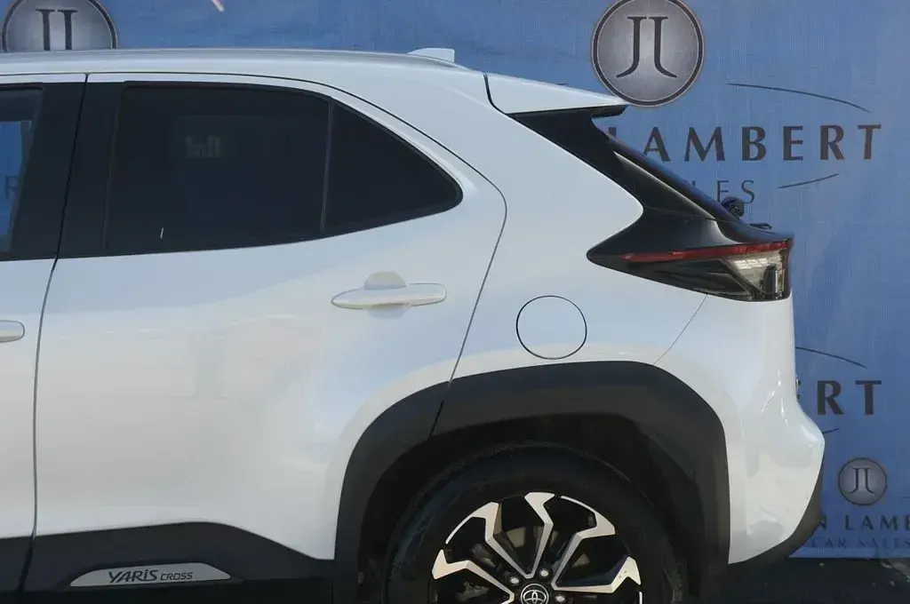 Second-hand Toyota Yaris Hybrid Design 116 CP (85 kW) 2022 Alb SUV