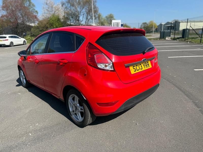 Usado Ford Fiesta Zetec 2013 Vermelho Citadino