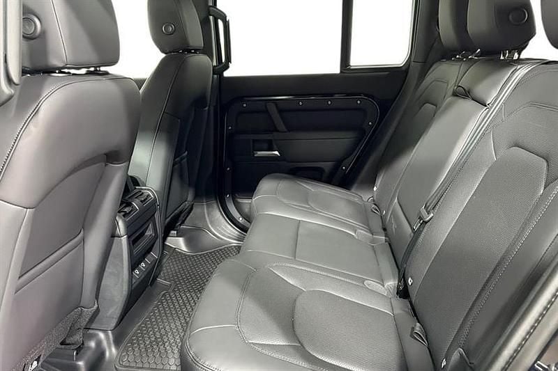 Used Land Rover Defender SE Dynamic 249 HP (183 kW) 2025 Santorini black SUV