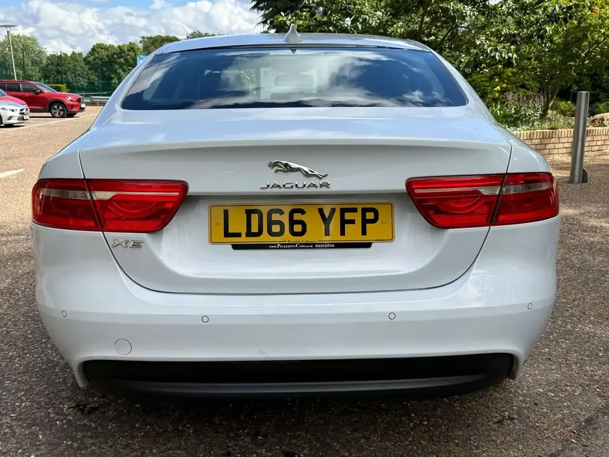Used Jaguar XE Prestige 180 HP (132 kW) 2016 White Sedan