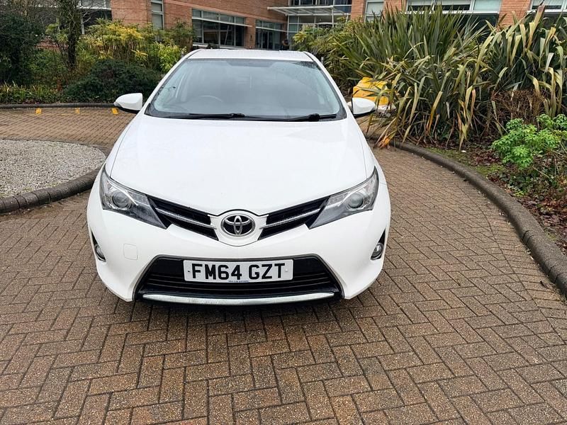 Used Toyota Auris Plus 132 HP (97 kW) 2015 White Hatchback