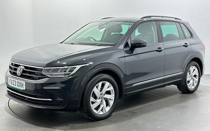 Begagnad VW Tiguan Life 150 HK (110 kW) 2023 Grå SUV