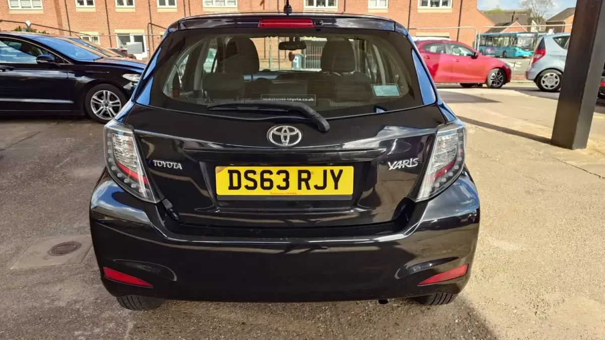 Begagnad Toyota Yaris 69 HK (50 kW) 2014 Svart Halvkombi