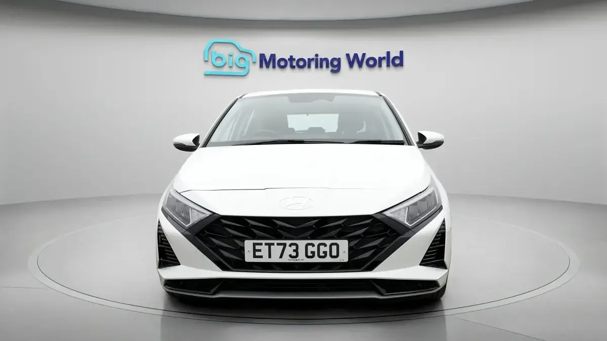 Used Hyundai i20 Advanced 100 HP (73 kW) 2024 White Hatchback