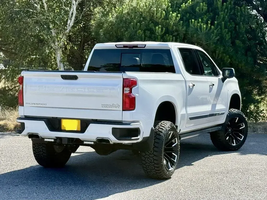 Used Chevrolet Silverado 420 HP (308 kW) 2025 White Sedan