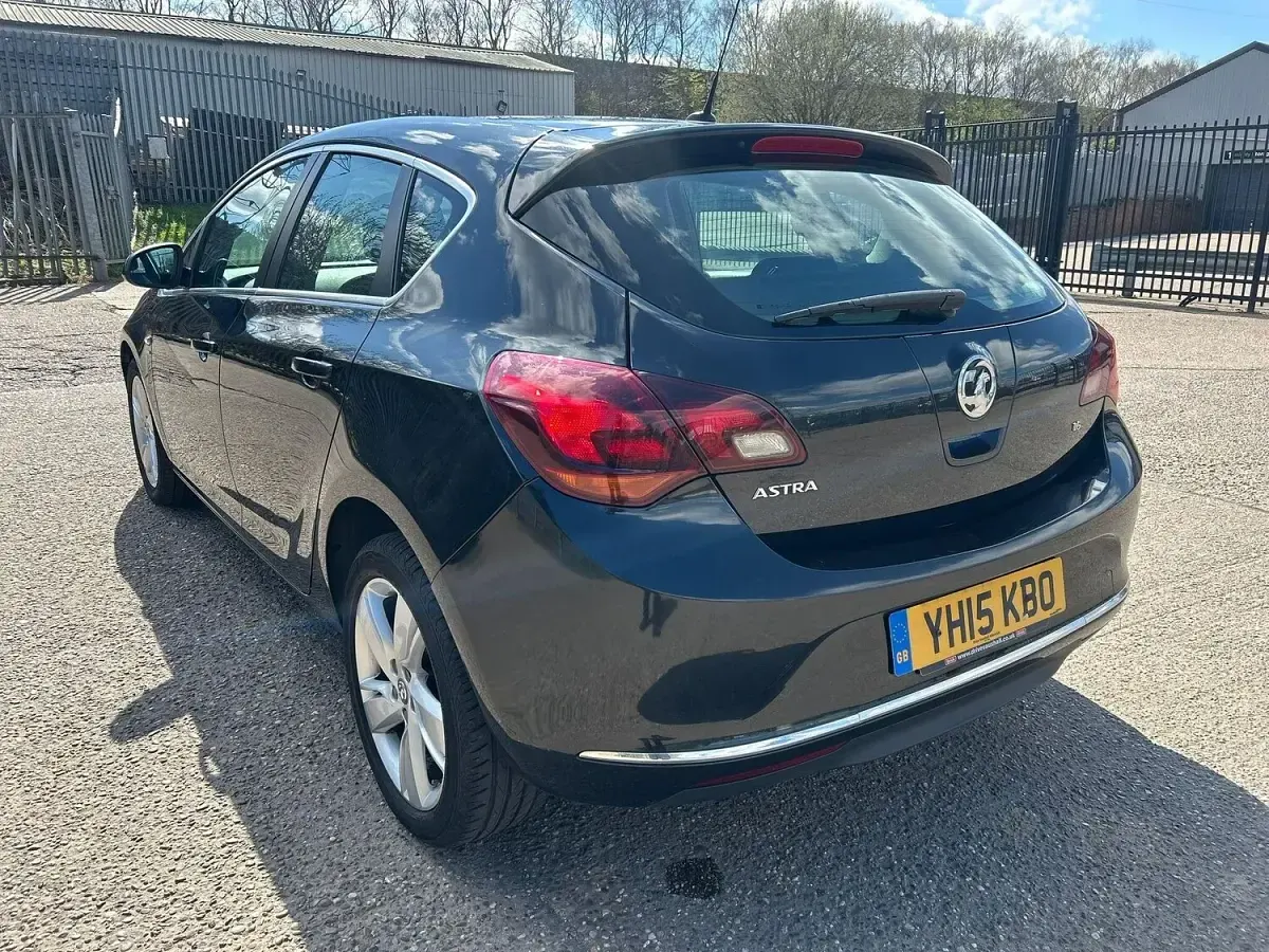 Used Vauxhall Astra SRi 115 HP (84 kW) 2015 Black Hatchback