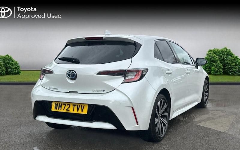 Used Toyota Corolla Design 122 HP (89 kW) 2022 Platinum white pearl Hatchback