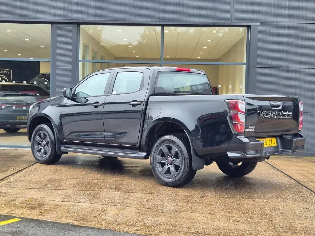 New Isuzu D-Max 163 HP (119 kW) 2025 Onyx black Pickup