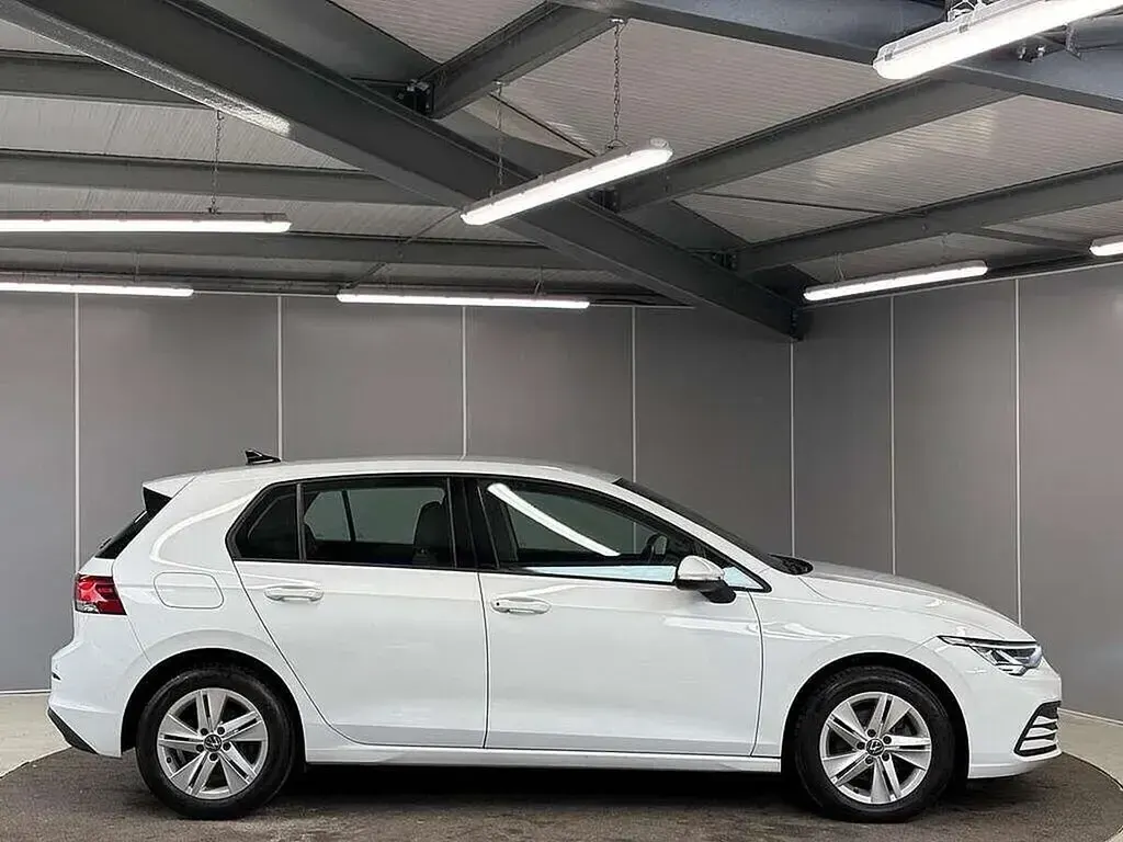 Second-hand VW Golf VIII Life 150 CP (110 kW) 2022 Alb Hatchback