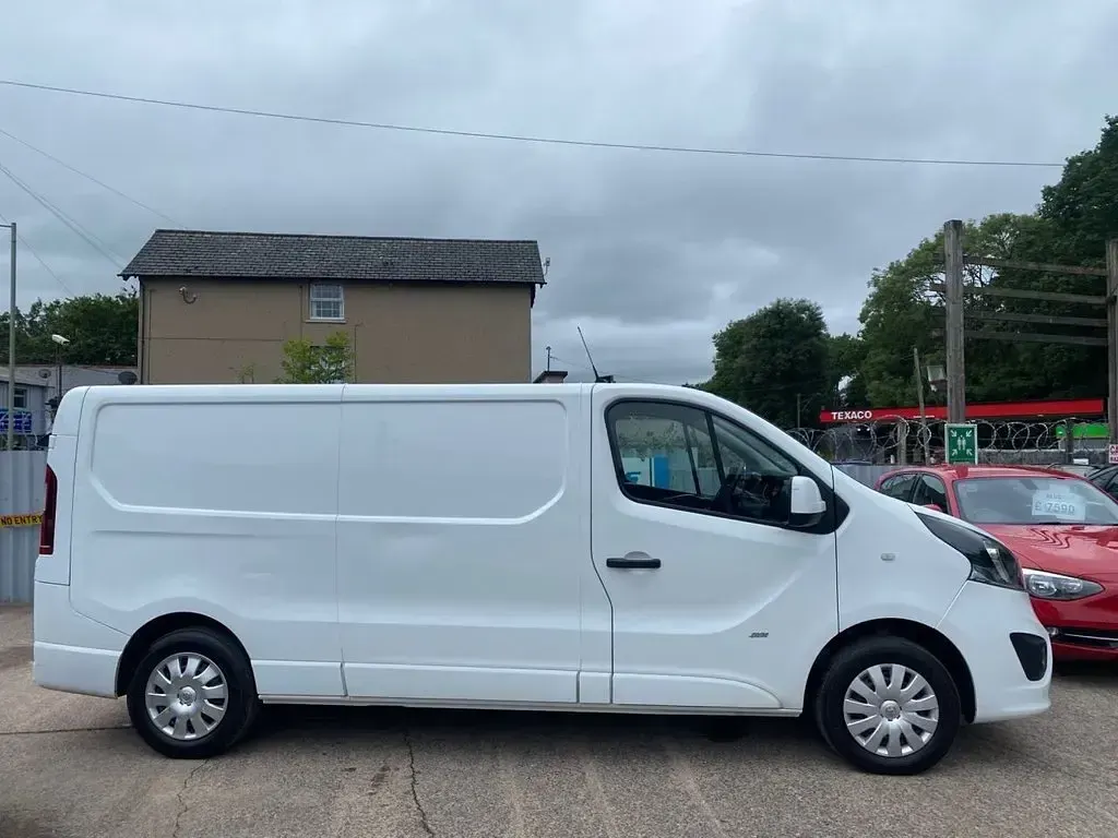 Used Vauxhall Vivaro Sportive 120 HP (88 kW) 2017 White MPV