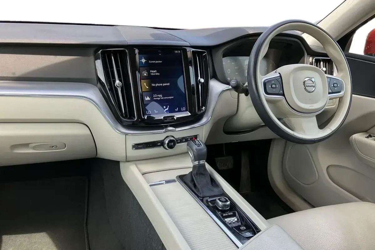 Used Volvo XC60 Momentum 190 HP (139 kW) 2020 Red SUV