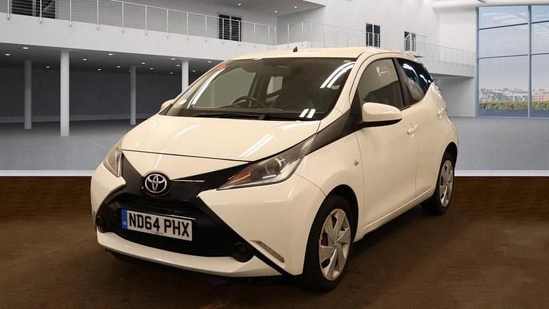 Begagnad Toyota Aygo X-play 2015 Vit Halvkombi