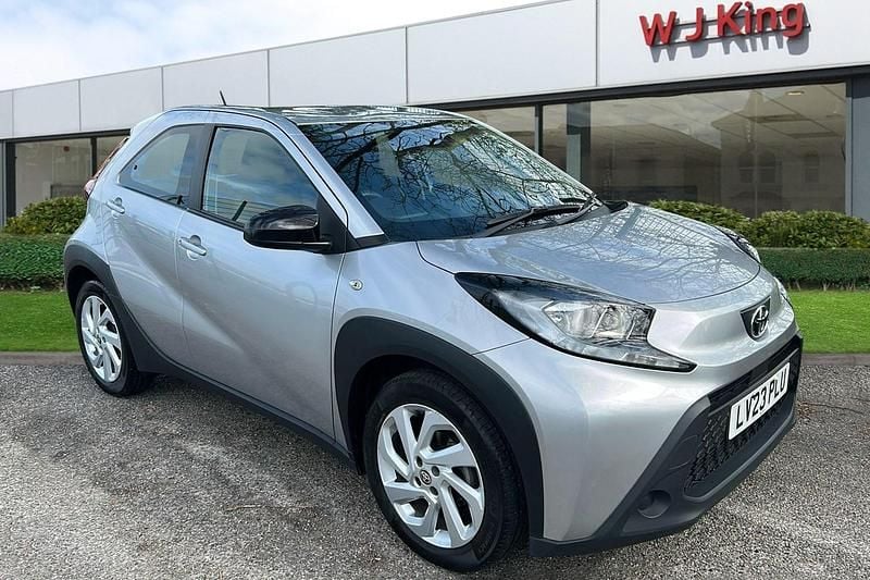 Used Toyota Aygo X PURE 72 HP (52 kW) 2023 Silver SUV