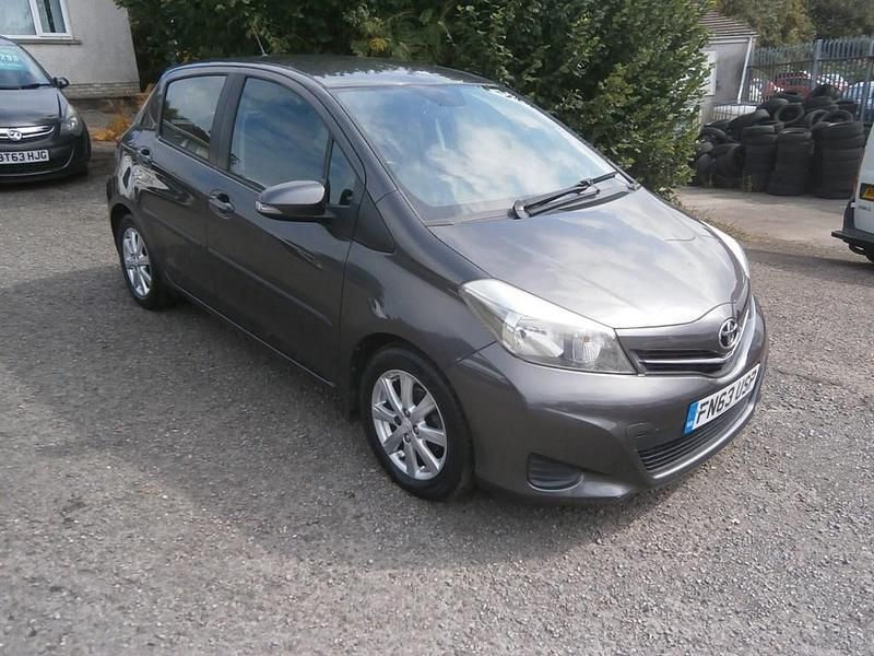 Used Toyota Yaris 101 HP (74 kW) 2013 Grey Hatchback