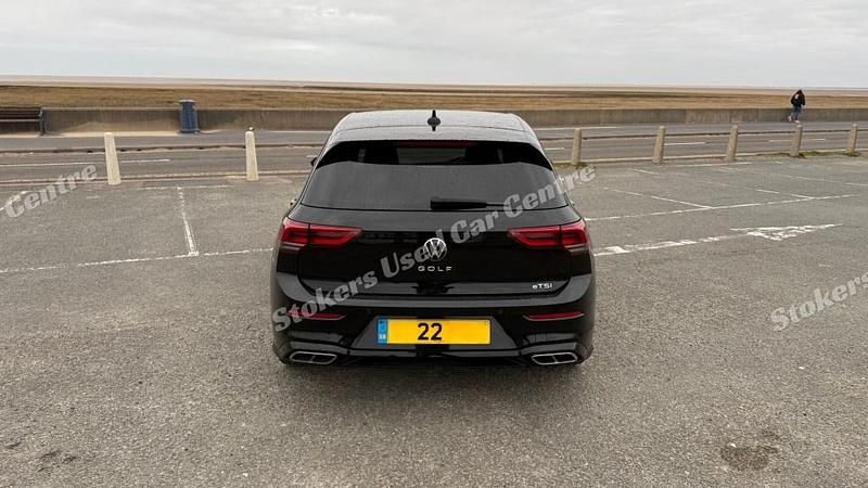 Begagnad VW Golf VIII R-line 2022 Svart Halvkombi