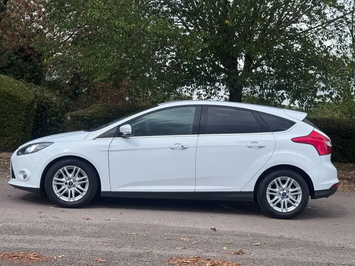 Used Ford Focus Titanium 113 HP (83 kW) 2012 White Hatchback