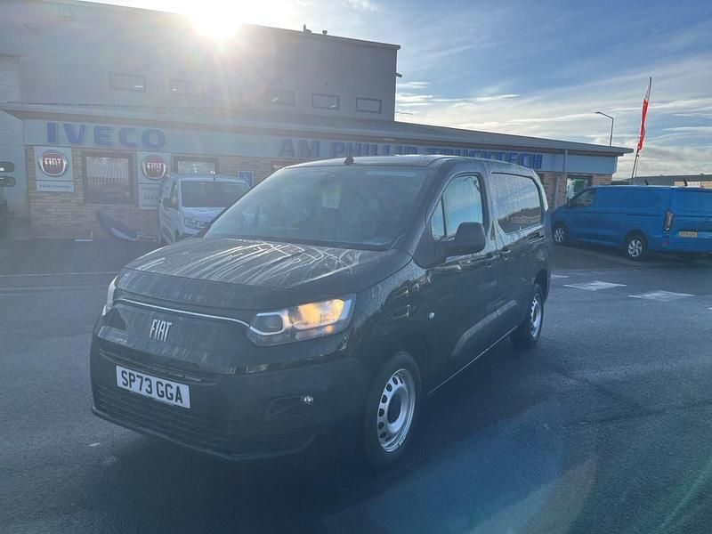 Begagnad Fiat Doblò 2023 Svart Minibuss