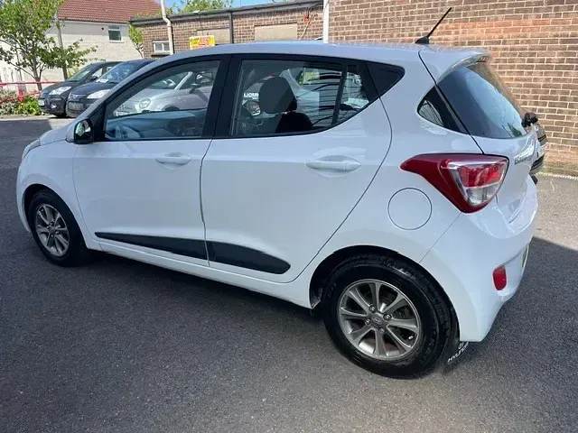 Used Hyundai i10 Premium 67 HP (49 kW) 2015 White Hatchback