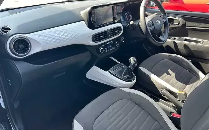 Used Hyundai i10 Premium 84 HP (61 kW) 2023 White Hatchback