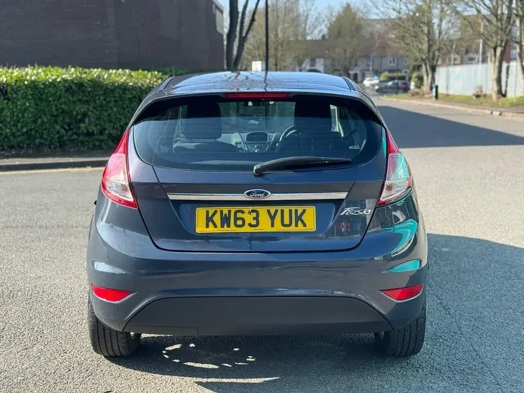 Usado Ford Fiesta Zetec 82 HP (60 kW) 2014 Cinzento Citadino