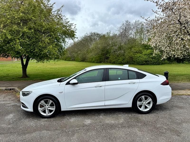 Used Vauxhall Insignia Design Edition 136 HP (100 kW) 2018 White Hatchback
