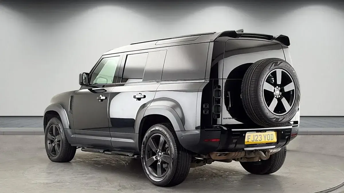 Used Land Rover Defender SE 250 HP (183 kW) 2023 Santorini black SUV