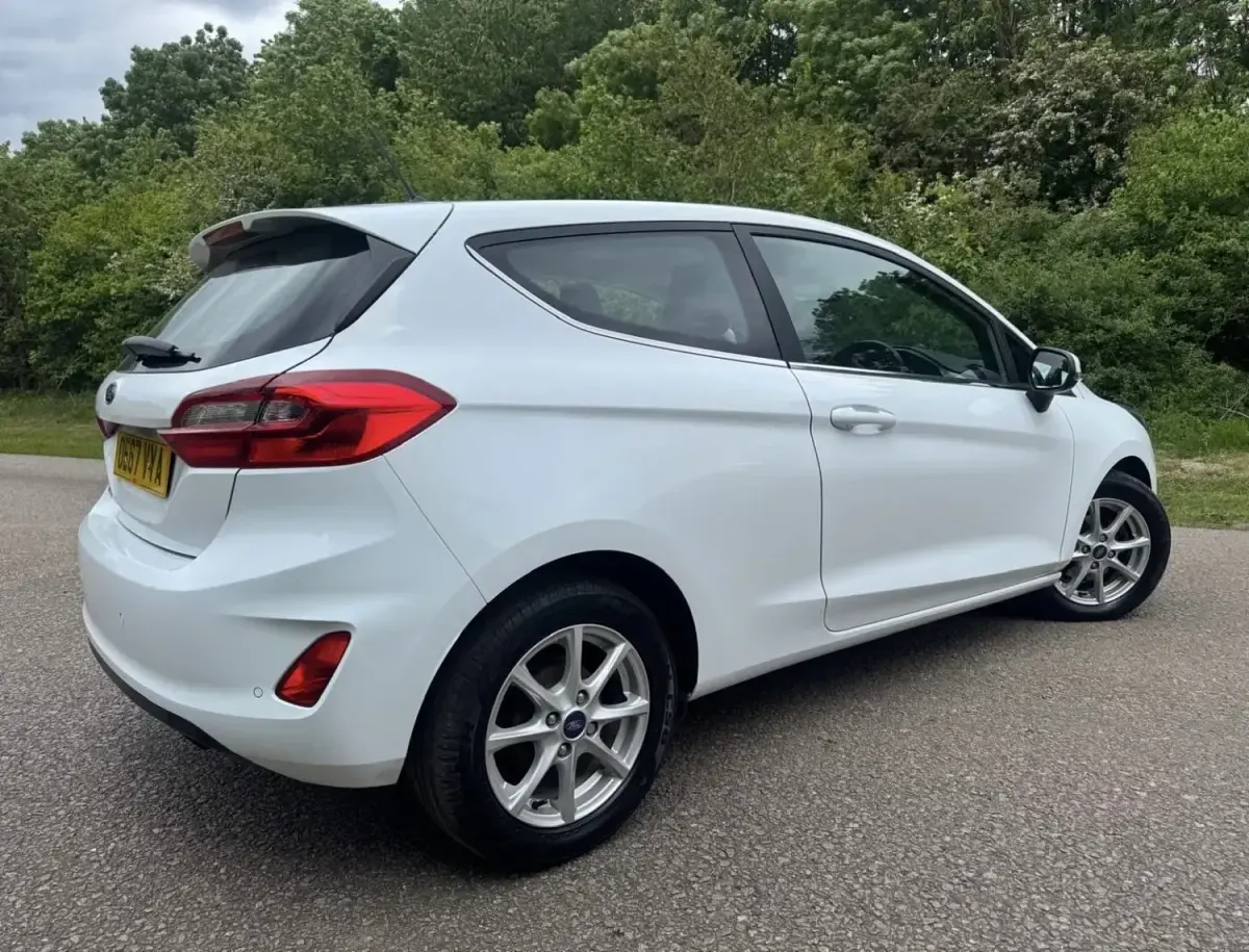 Begagnad Ford Fiesta Zetec 2018 Vit Halvkombi
