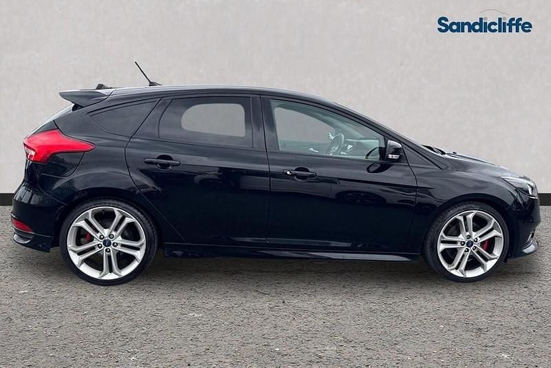 Used Ford Focus ST 250 HP (183 kW) 2016 Black Hatchback