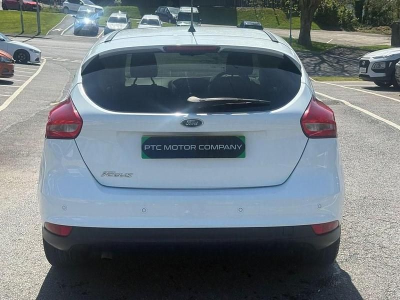 Usado Ford Focus Zetec 120 HP (88 kW) 2014 Branco Citadino