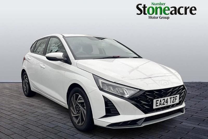 Used Hyundai i20 Advanced 100 HP (73 kW) 2024 White Hatchback