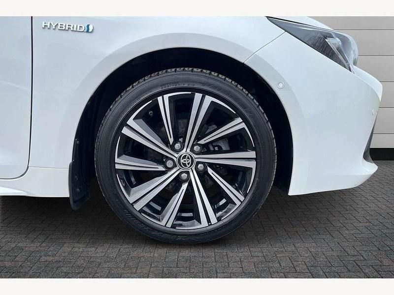 Used Toyota Corolla Design 122 HP (89 kW) 2020 Pure white Hatchback
