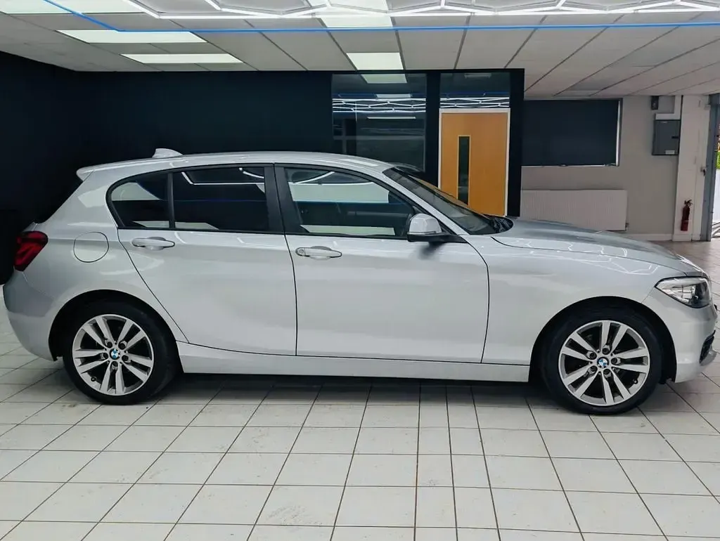 Usado BMW 118 Sport Line 150 CV (110 kW) 2016 Plateado Utilitario