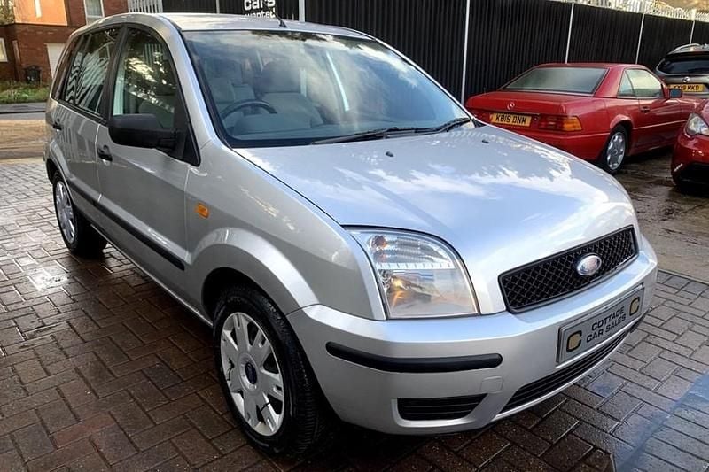 Used Ford Fusion 80 HP (58 kW) 2004 Silver Hatchback