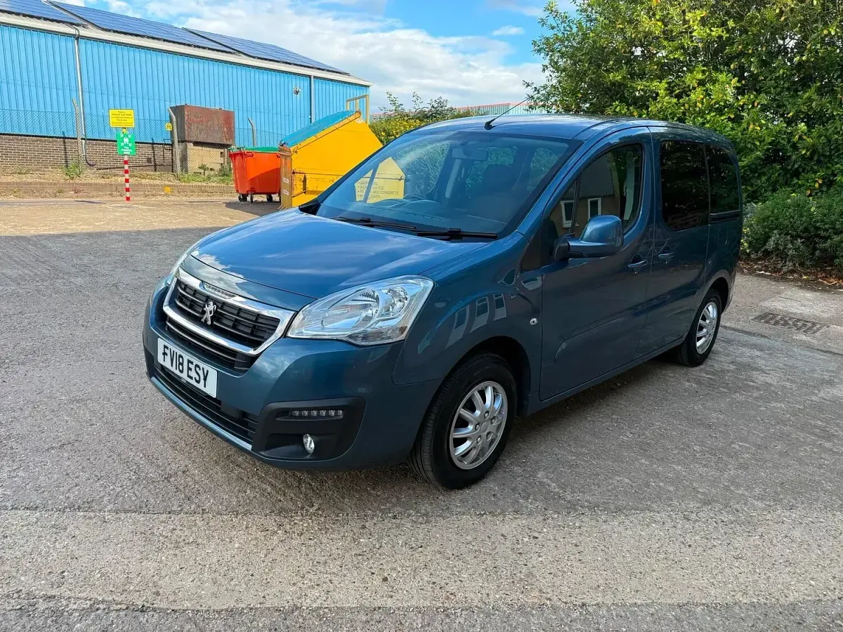 Used Peugeot Partner Tepee Active 110 HP (80 kW) 2018 Blue MPV