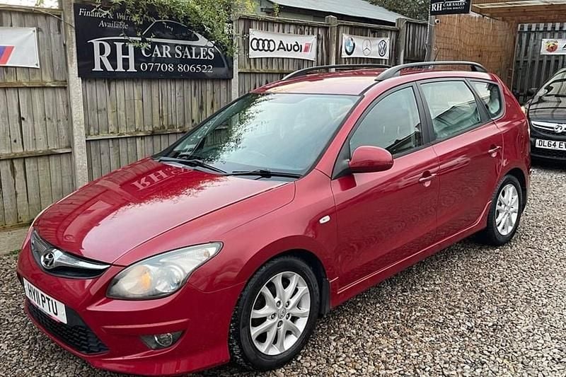 Red Used 2011 Hyundai i30 Comfort Estate | £4,095 (Fair price) - Image 1/1