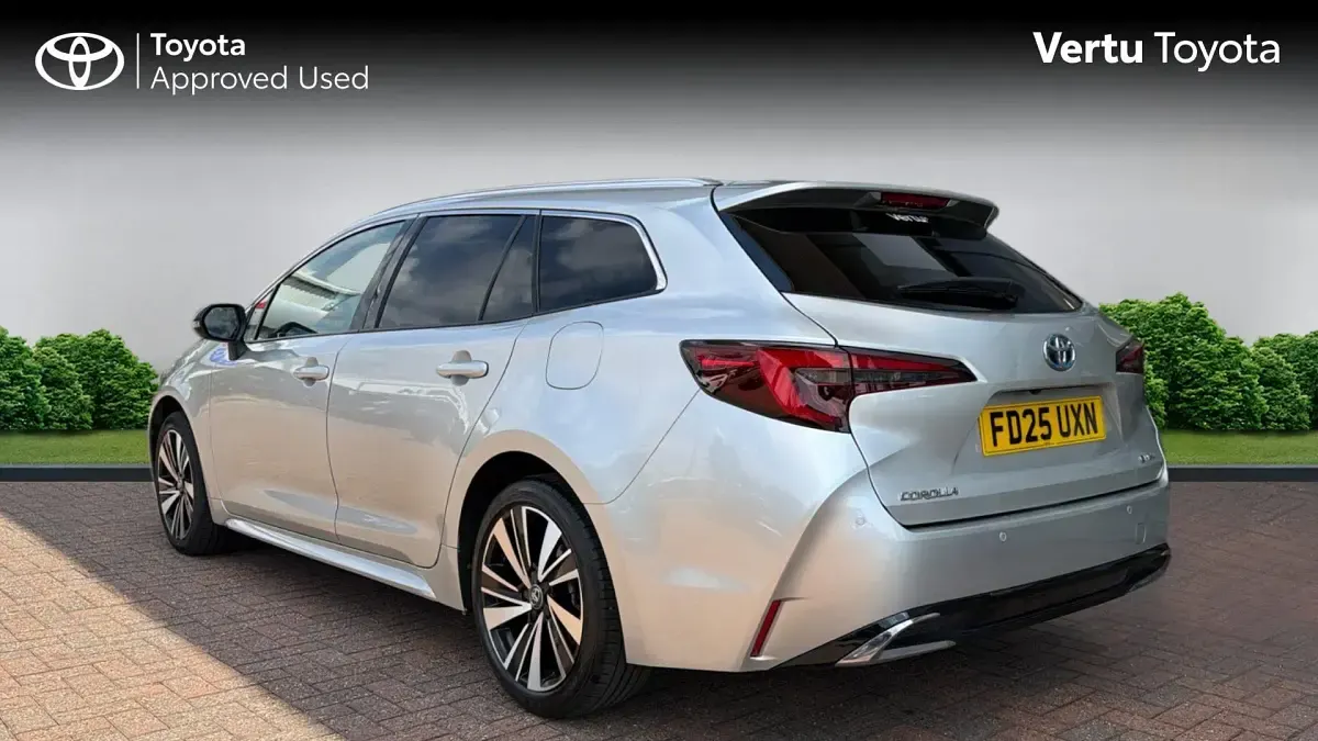 Used Toyota Corolla Design 140 HP (102 kW) 2025 Sterling silver (premium paint) Estate