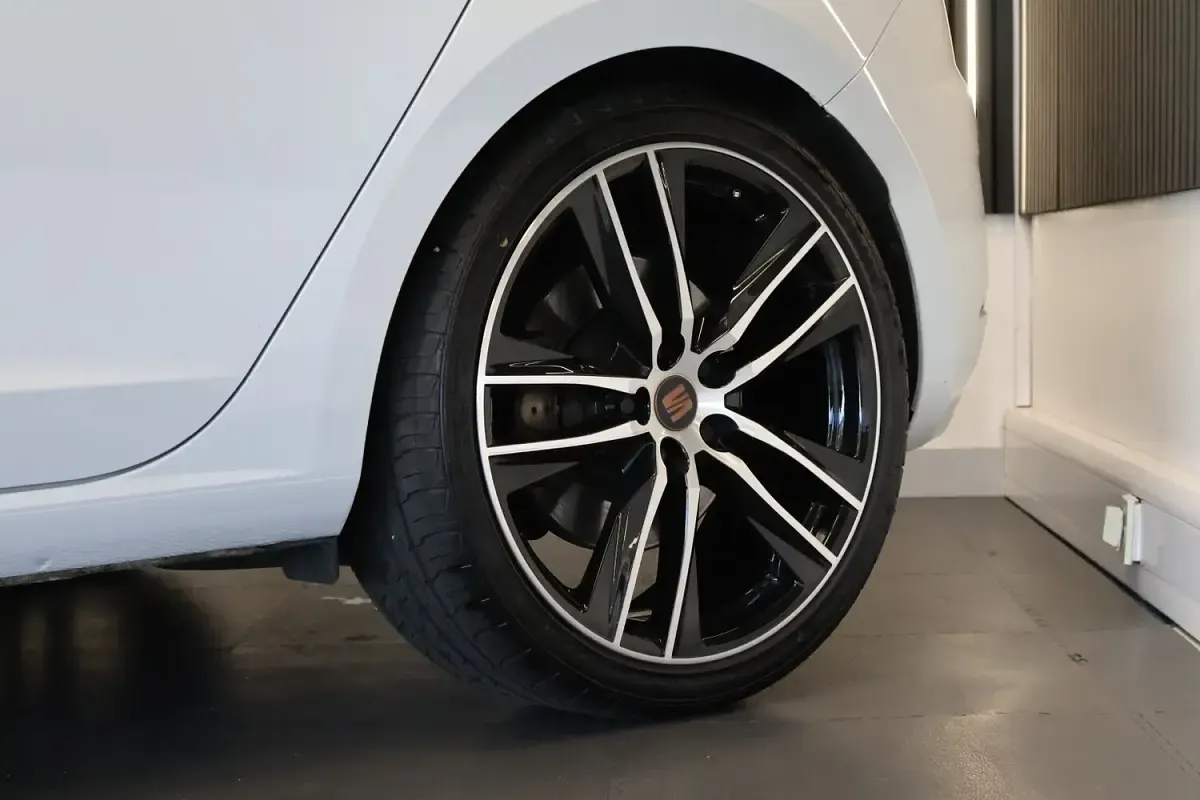 Used Seat Leon Cupra 290 290 HP (213 kW) 2019 White Hatchback