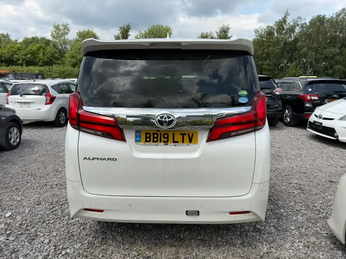 Used Toyota Alphard 182 HP (133 kW) 2026 White MPV