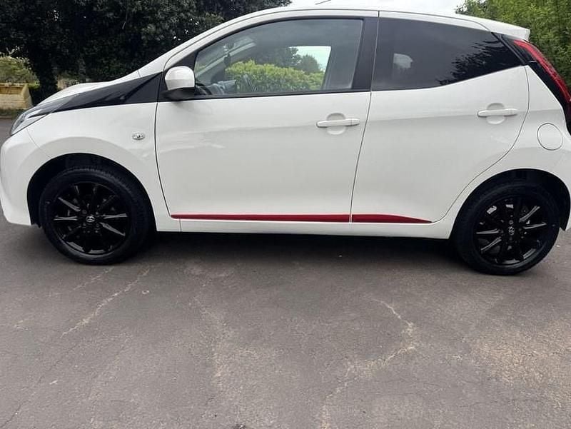 Usado Toyota Aygo x-press 71 HP (52 kW) 2018 Branco Citadino