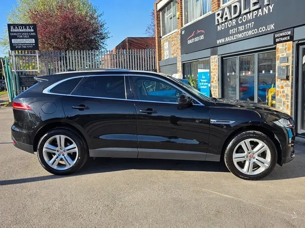 Usado Jaguar F-Pace Portfolio 180 HP (132 kW) 2019 Preto SUV