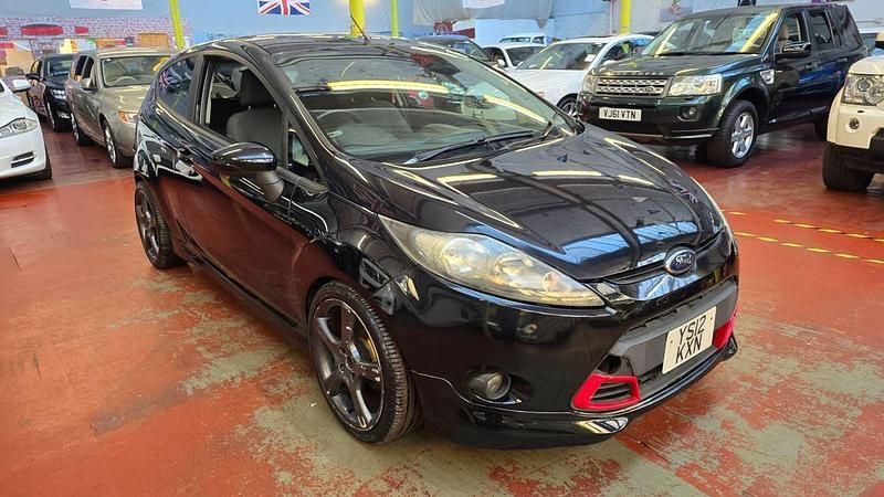 Begagnad Ford Fiesta Zetec 2012 Svart Halvkombi