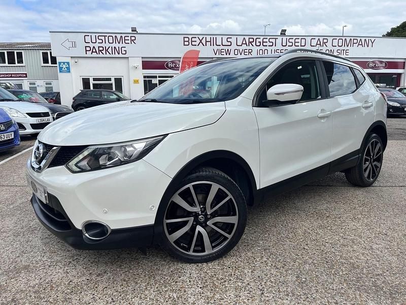 White Used 2014 Nissan Qashqai Tekna SUV | £7,999 (Expensive) - Image 1/4