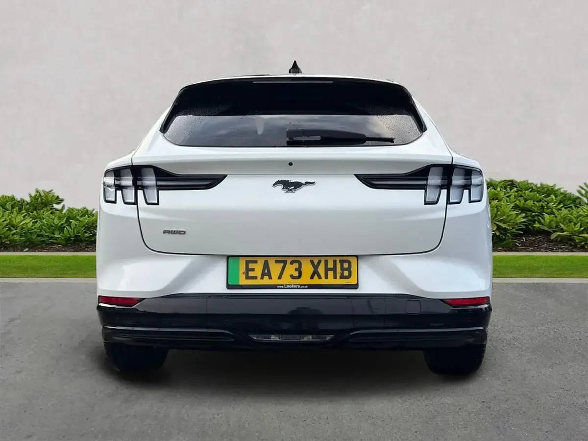 Usado Ford Mustang Premium 351 CV (258 kW) 2023 Blanco Utilitario