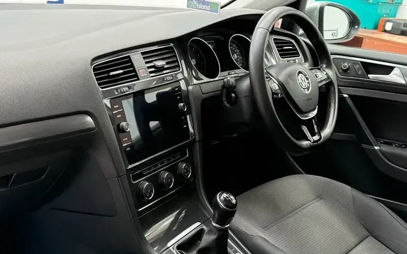 Used VW Golf VII SE 110 HP (80 kW) 2017 Silver Hatchback
