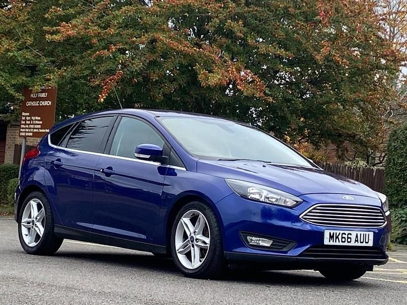 Begagnad Ford Focus Zetec 2016 Blå Halvkombi