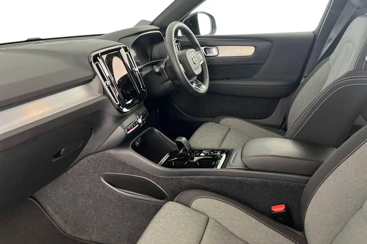Begagnad Volvo XC40 Plus 2024 Grå SUV