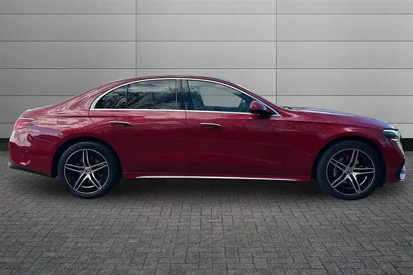 Usado Mercedes E300 AMG Line Premium 313 HP (230 kW) 2025 Vermelho Sedan