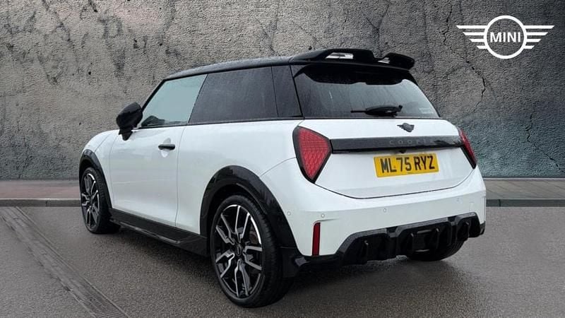 Begagnad Mini Cooper Hatch 113 kW (154 HK) 2025 Vit Halvkombi