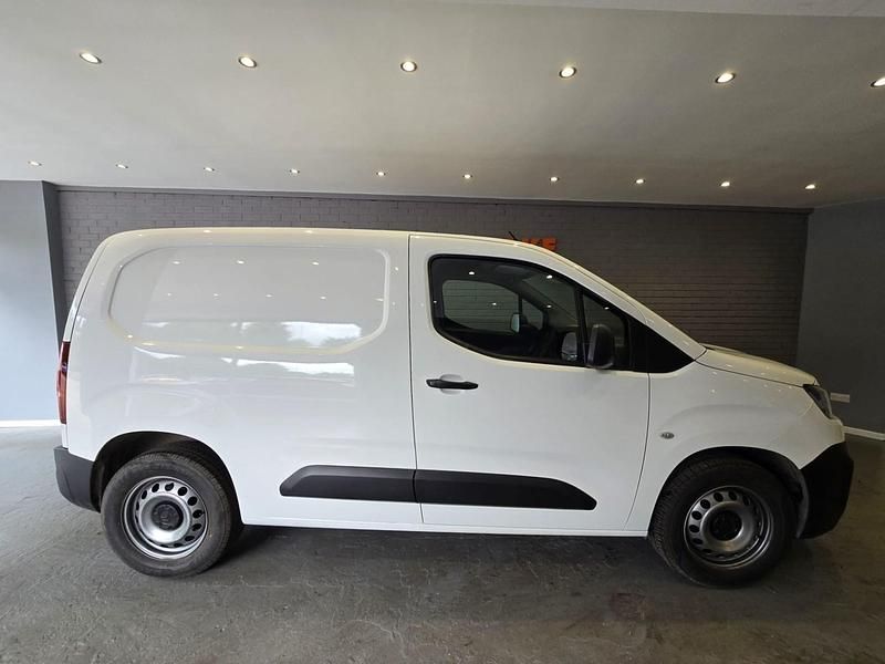 Used Citroën Berlingo Start 100 HP (73 kW) 2019 White MPV